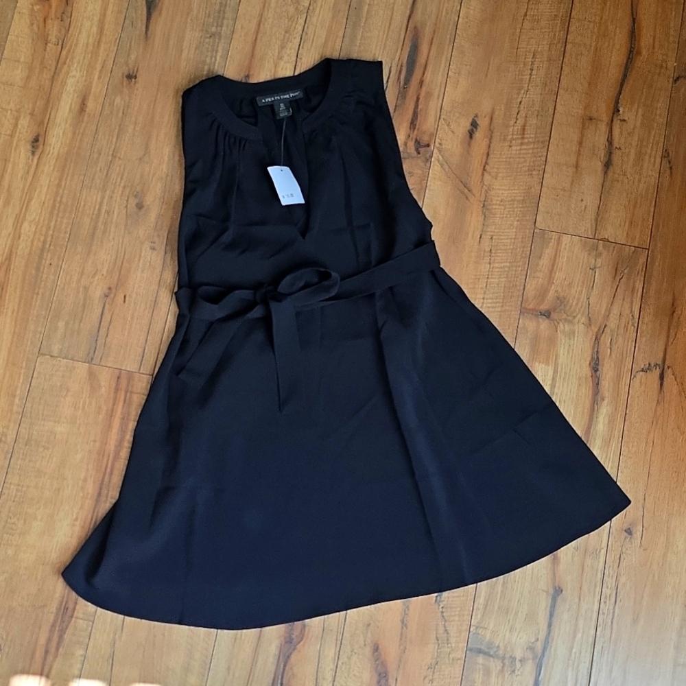 A PEA IN THE POD sleeveless top